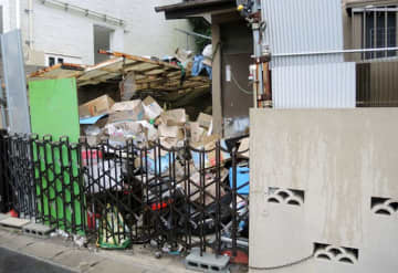 近所で有名な「ゴミ屋敷」　大型犬放し飼い…恐怖で引っ越す住民も　劣悪環境で犬18匹飼育、男逮捕