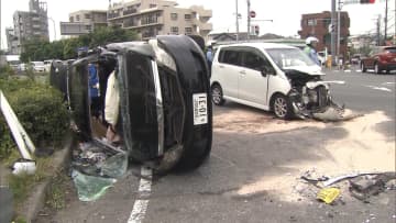 赤ちゃん含む家族４人負傷　車2台衝突で横転　別の車の運転手現場から立ち去る　