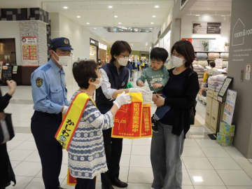 お手柄4人「詐欺抑止隊」に　知人多く、土地勘強み　イオンモールで防犯グッズ配布　柏署