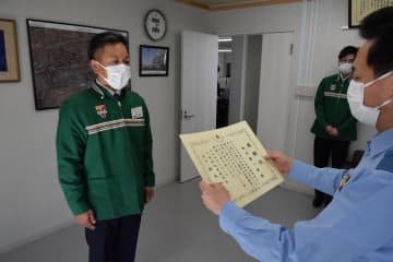 コンビニ店オーナー夫妻、連携し詐欺防ぐ　過去にも食い止めた実績　旭署が感謝状
