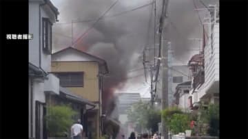 建物から炎 住宅街に黒煙　住宅6棟焼ける火事　千葉・鎌ケ谷市