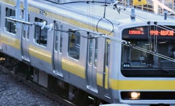 JR総武線の電車内で高校生の太もも触った疑い　高校生、自ら容疑者の男確保