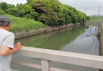 製鉄所の敷地外に「脱硫液」流出　水路・川赤く染まり魚死ぬ　千葉・君津