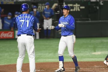 プロ初本塁打を放ったDeNA・森敬斗（右）【写真：中戸川知世】