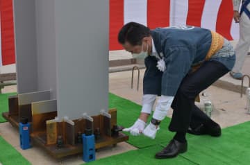 立柱式で鉄柱のボルトを締めるエンビジョンAESCグループの松本昌一CEO=茨城中央工業団地