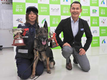 尾関健治市長に全日本嘱託警察犬競技大会での優勝を報告した岩政真理さんとグナ＝関市役所