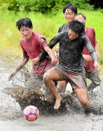 泥だらけになってトレーニングに励むサッカー部員＝洲本市五色町都志大宮