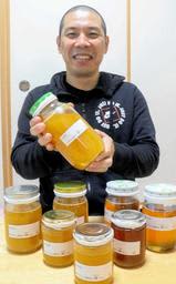 希少なニホンミツバチの養蜂を続ける片山貴信さん＝姫路市