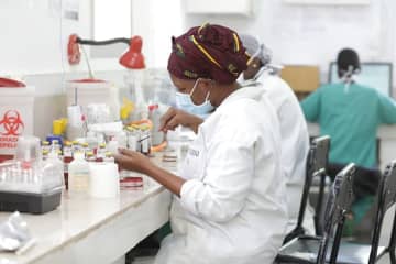 西アフリカ・マリの細菌検査室で薬剤耐性を調べる技師　© Ismael Diallo