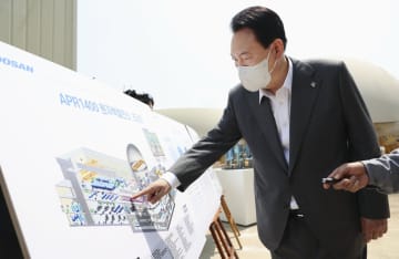 22日、韓国・昌原の原発部品企業を訪問した尹錫悦大統領（大統領府提供、共同）