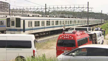 「電車内で液体が...」100人避難　無色透明 女子高生2人搬送 防護服の捜査員 駅は緊迫