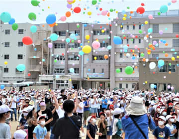 色とりどりの風船に感謝と希望込め　船橋・葛飾小130周年記念　「思い出に」保護者ら企画