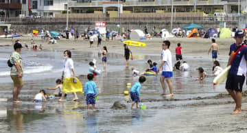 海水浴幕開け、久々に解放感　猛暑の週末、コロナ警戒も