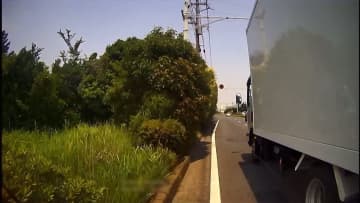 【独自】トラックが“危険な幅寄せ”　バイク横で怒号「端を走れ」