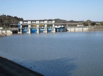 照明灯倒れ、乗用車が衝突　高滝ダム通路、支柱が老朽化か　運転手けがなし