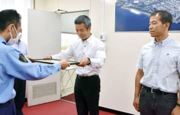 「助けて」川で溺れる女性発見　出張中の会社員、25分立ち泳ぎで支え続け…　千葉西署が感謝状