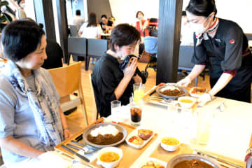 JAL、コロナ禍の医療従事者にすてきな休日プレゼント　ブルーベリー農園やレストラン、手書きメッセージも　成田