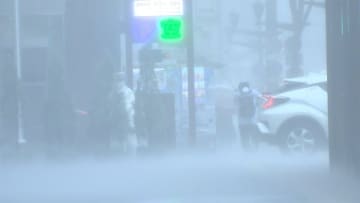 大気不安定で猛烈な雨　各地で道路冠水など相次ぐ　土砂災害など警戒