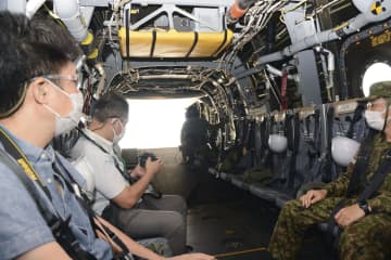 陸自、オスプレイ内部を初公開　15分間飛行も、木更津で