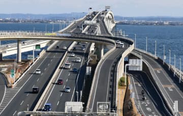 アクアラインでごみ収集車横転　運転の女性死亡　上り5時間通行止め