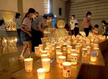 竹あかりで夕涼み　幻想空間に親子連れ笑顔　木更津　放置竹林、食廃油を活用