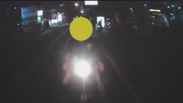 赤信号で後ろから「ガツン」 当て逃げバイクに「ちょっと待って」 女性が叫ぶも追いかけられず…