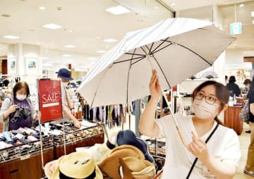 猛暑対策でリベンジ消費　そごう千葉店、日傘売り上げ倍増　かき氷器、冷感グッズ好調