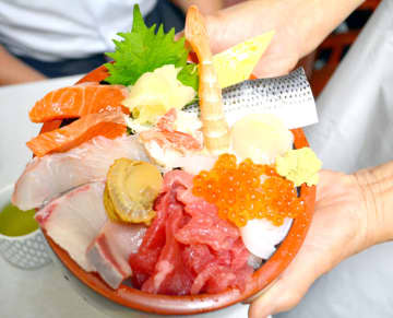 船橋市場行ってみよう　駄菓子ばら売り、マグロずし、昼定食…有志が魅力発信　6日に「楽市」も　千葉・船橋市