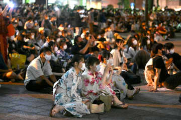 3年ぶりの有観客開催となった仙台七夕花火祭。多くの観客が集まり、一部では「密」も発生した＝5日午後7時35分ごろ、仙台市青葉区の仙台西公園