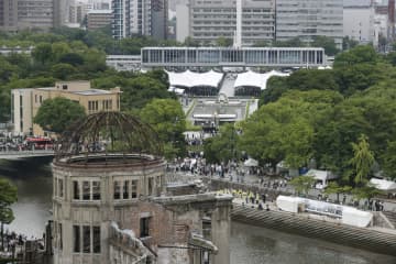 被爆から77年の「原爆の日」を迎え、行われた平和記念式典。手前は原爆ドーム＝6日午前8時5分、広島市の平和記念公園