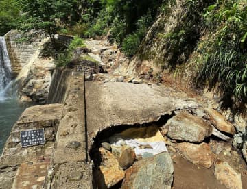 3日の大雨の被害を受けた暗門の滝までの「暗門渓谷ルート」（西目屋村提供）