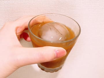 ダイソーにも「丸氷」作れるグッズあった！溶けにくいし水晶みたいで最高