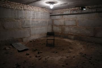 ロシア軍が市民を拷問し、殺害したとされる地下室。5人の男性遺体が発見された＝5日、ウクライナの首都キーウ近郊ブチャ（共同）