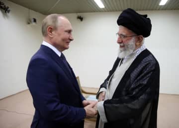 7月、イラン首都テヘランで、最高指導者ハメネイ師（右）にあいさつするロシアのプーチン大統領（最高指導者事務所提供・AP＝共同）
