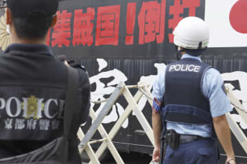「表現の不自由展」の会場近くで、道路を封鎖して警戒に当たる警察官ら＝6日午後、京都市