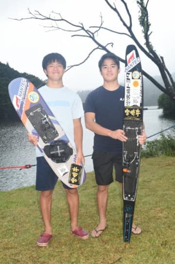 「水上スキー＆水上スポーツアジア選手権大会」に日本代表として出場する長友亮さん（右）と悠さんの兄弟