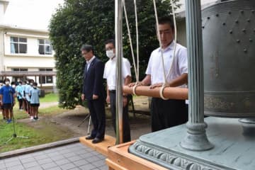 広島の原爆犠牲者の冥福を祈り、鐘を突く生徒ら