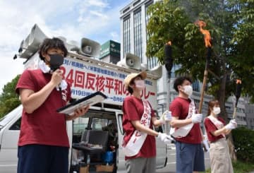 札幌・大通公園にゴールした「反核平和の火リレー」の参加者たち