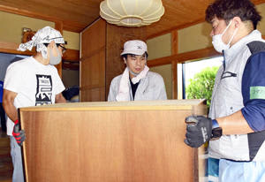ボランティアとして、高齢男性宅の家財運びや土砂の掃き出しをした会津喜多方青年会議所の会員