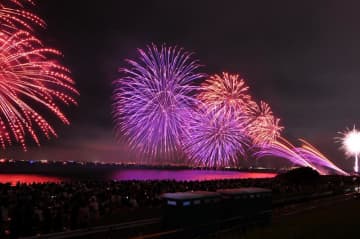 幕張花火3年ぶり復活　市民2万人のみ招待　コロナ収束願い夜空彩る