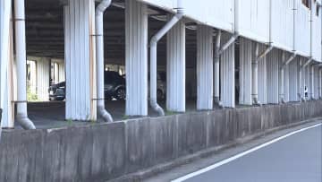 目出し帽の2人 現金奪い逃走中　駐車場で「金を出せ」