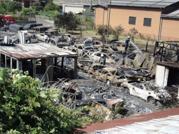 【速報】「駐車場で車が燃えている」　車10台以上が炎上、男性2人搬送　千葉・柏市