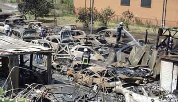 柏で車47台、プレハブ5棟焼く　男性2人搬送　「駐車場で車が燃えている」と通報