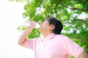 ペットボトルの飲み口全体を「パクり」　勢いある飲み方はNG？気にしない？