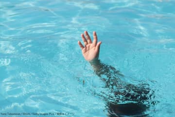 「子供に水色の水着を着せないで」　水中で見失う危険性を看護師が警告