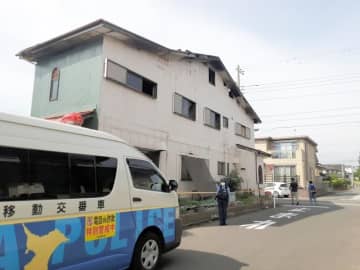 悲鳴に流血、屋根から炎も　未明の住宅街騒然、男性4人刺され死傷　千葉・君津市