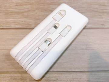 4本ケーブル内蔵！ダイソーで注目の「モバイルバッテリー」が凄すぎた。