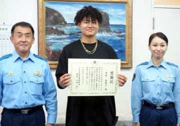 高校生が「こんばんは」と声かけた女性　認知症で徘徊中だった　手をつないで交番へ　17歳に感謝状