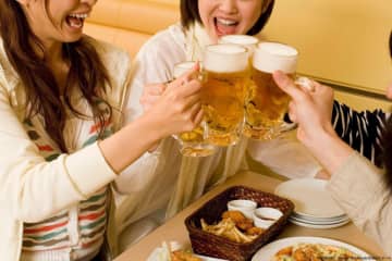 飲み会の「とりあえず生」文化に変化…？　若者がビールを頼まない”意外な理由”
