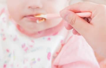友人が娘に「自分の口の中で噛み砕いた食べ物」を食べさせた　「やめて！」と言ったらまさかの反論
